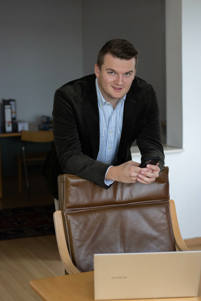 Leopold Fröschl Immobilienmakler mit Smartphone